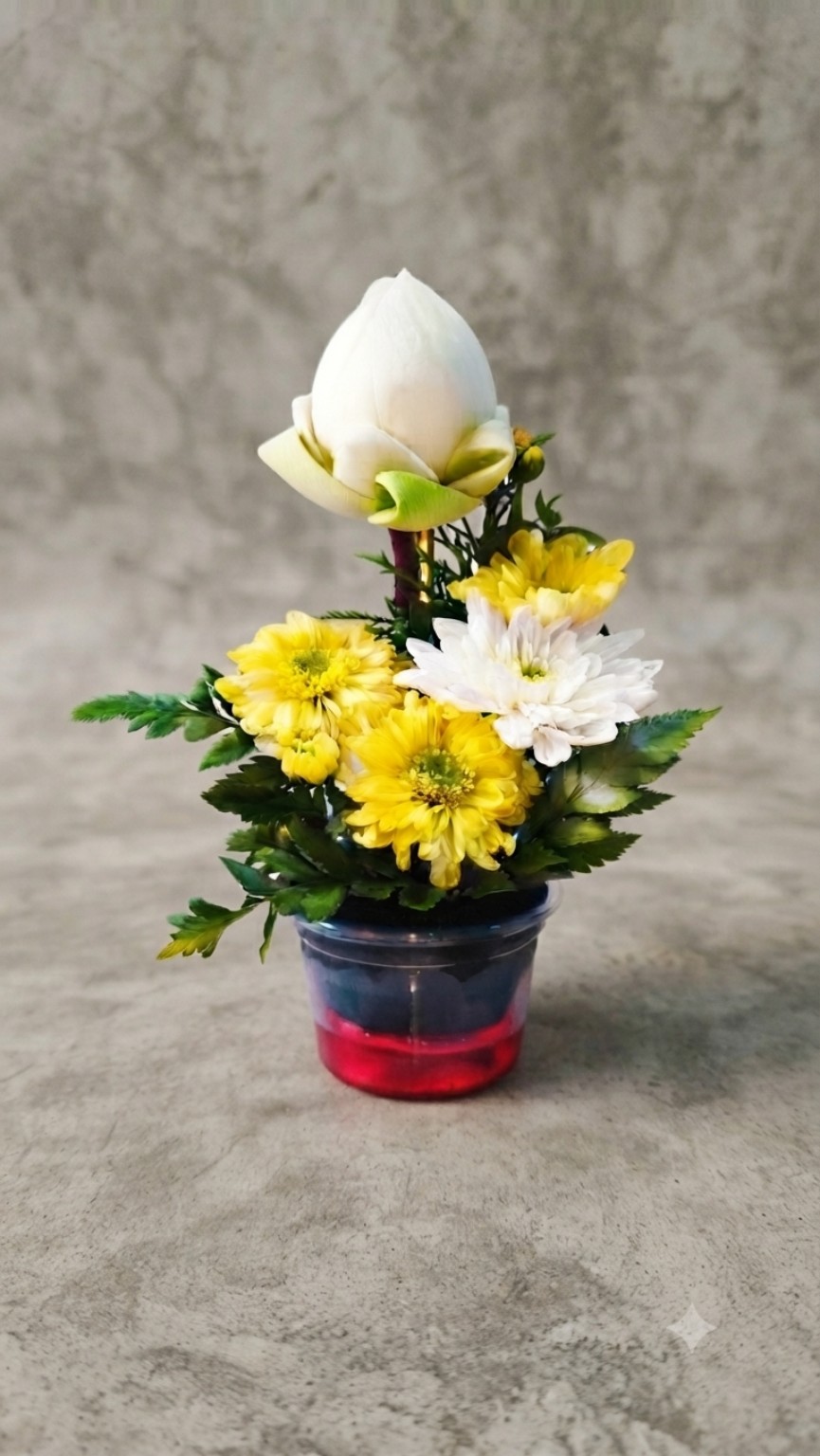 ดอกบัวและดอกไม้สีเหลืองจัดในภาชนะ